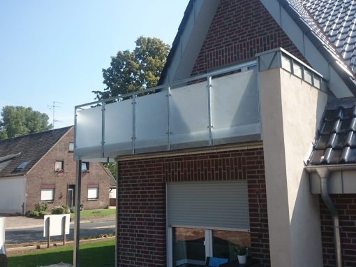 Balkon mit Geländer und Glas